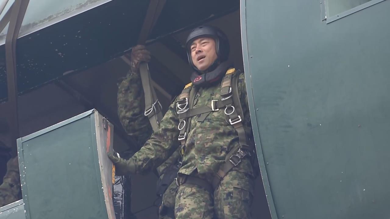 日本陸上自衛隊空降演練　防相小泉親自跳　傘體驗