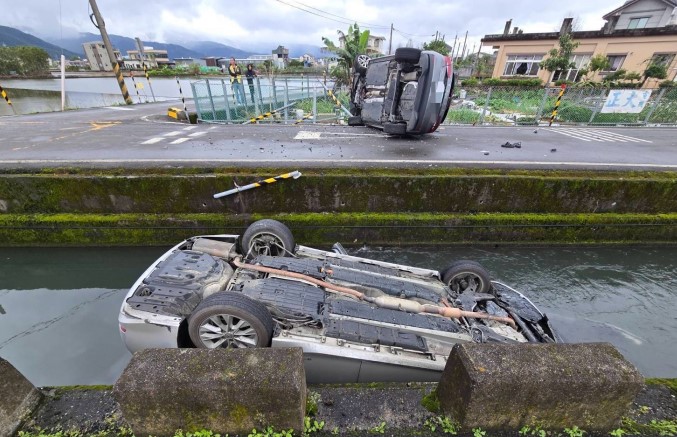 宜蘭路口交叉對撞！　轎車「180度翻水圳」當場泡湯