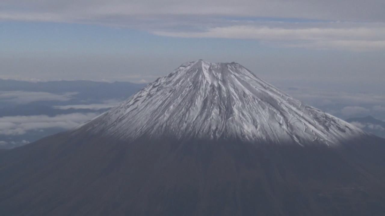 日本富士山迎來「初冠雪」 較往年平均晚21天