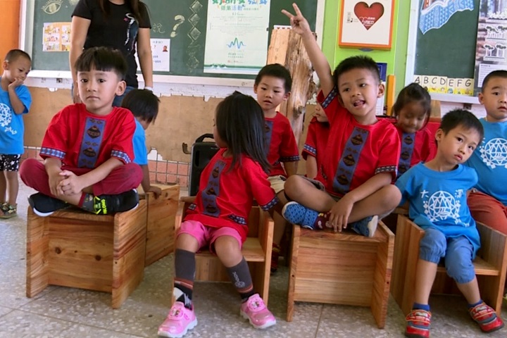 疏伐木也可以再利用！製作學童成長椅