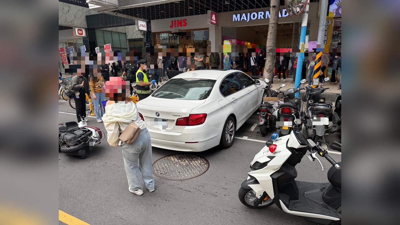 快新聞/新北新莊驚傳嚴重車禍!2客車、1機車劇烈碰撞 1男子OHCA