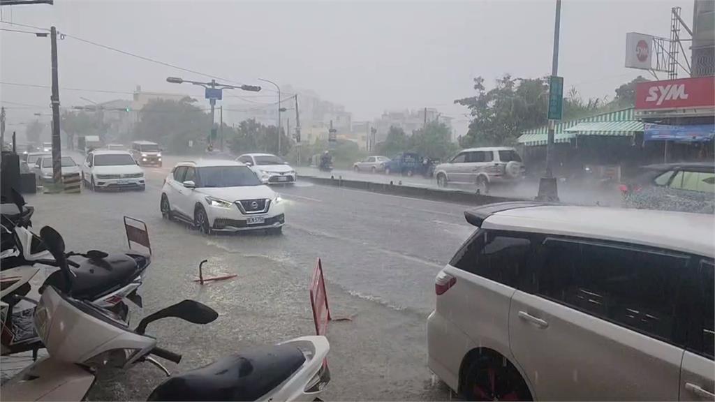 雲林斗六午後雷雨狂炸! 水淹腳踝.機車慘熄火
