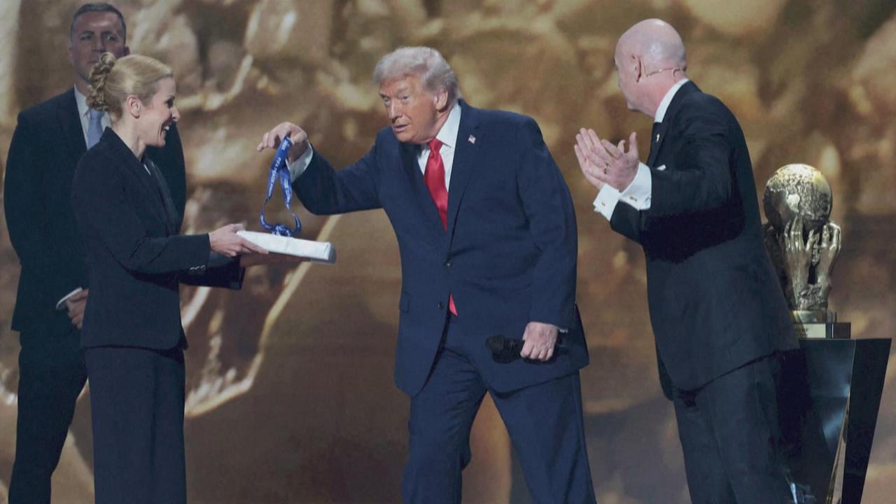 川普終於拿到和平獎! 笑容壓不住「秒戴獎章」畫面曝