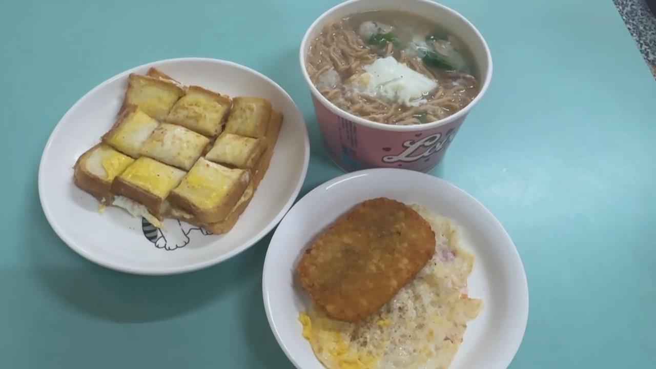 超便宜早餐！　鍋燒意麵+法式吐司+薯餅荷包蛋「只要90元」