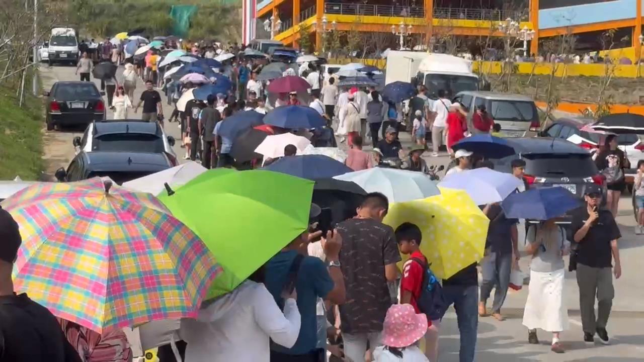 吊車大王寶山總部開放參觀　上萬人進場周邊大塞車