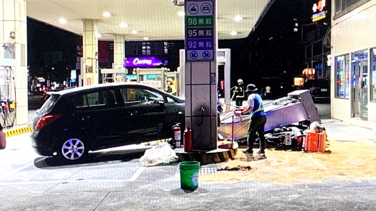 桃園轎車高速衝撞加油站 撞倒加油機 釀2傷