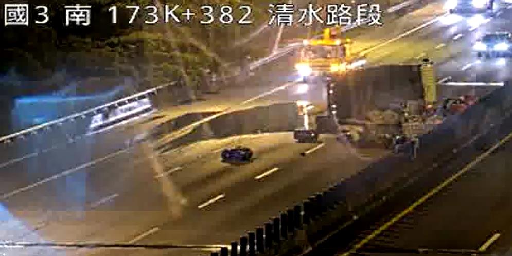 快新聞／上班注意！國3北上173公里清晨大貨車翻覆　機油溢滿車道
