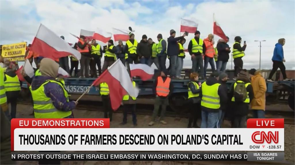 抗議烏國農產進口免稅　波蘭農民開拖拉機占公路抗議