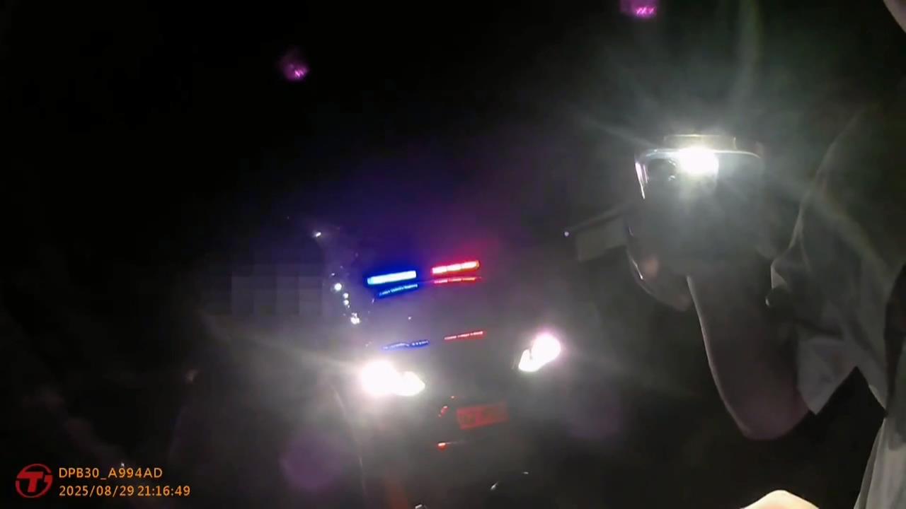 深夜馬路驚見一大綑千元鈔 女騎士報警現場"護鈔"