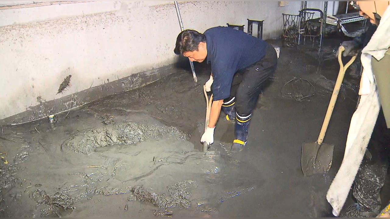 傅崐萁PO出民宅鏟泥照 網友:感謝委員幫忙"挖兩鏟"