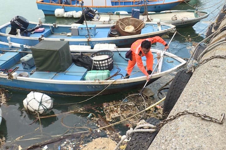 海巡兵努力護港 一週撈300公斤垃圾