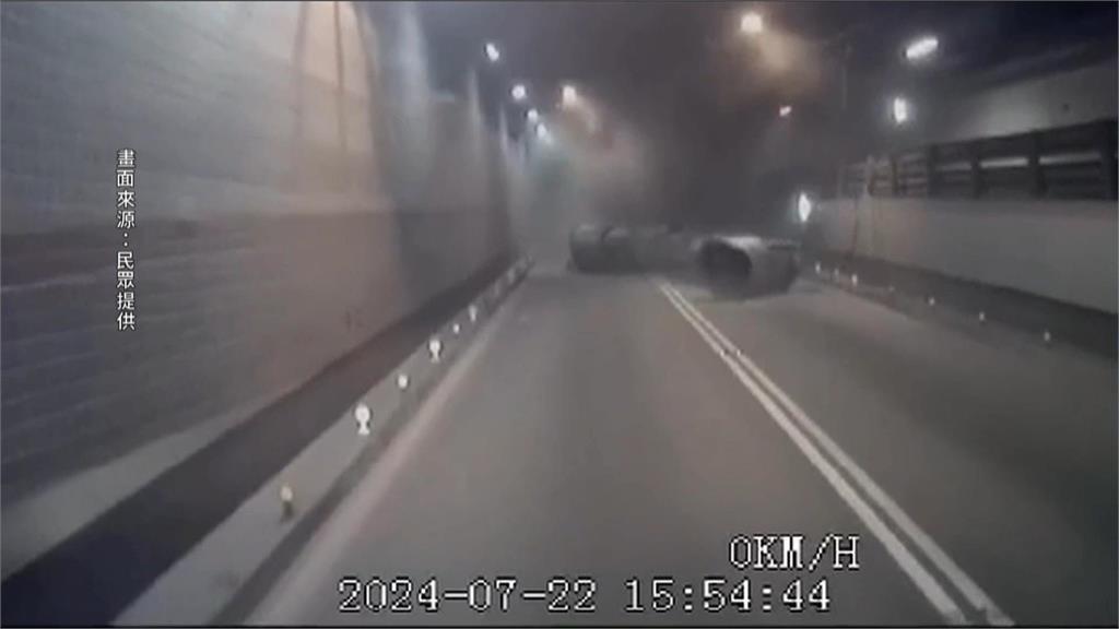 高雄過港隧道鼓風機遭撞落　橫躺車道交通一度受阻