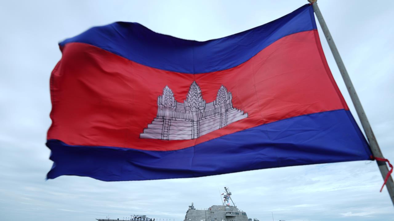 台灣人魂斷柬埔寨！持毒、槍逃逸「駕車猛撞民宅」畫面曝…1人慘死、3人遭逮