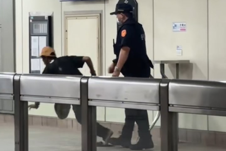 快新聞／不爽被出言挑釁　北市1捷運警察出手打人、推倒遊民挨批