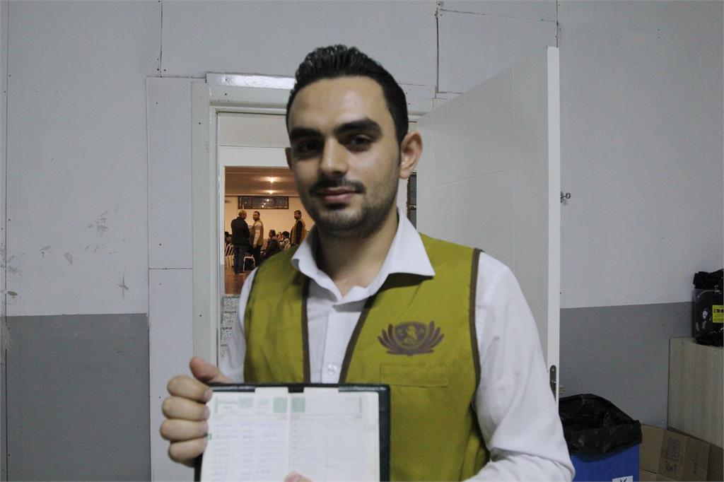 敘國學生攜書逃離戰火  慈濟從工廠帶他回校園