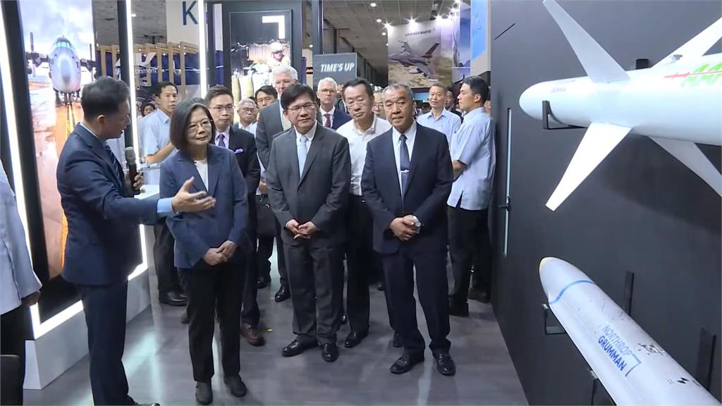 參觀航太國防工業展　蔡英文肯定台灣國防自主實力