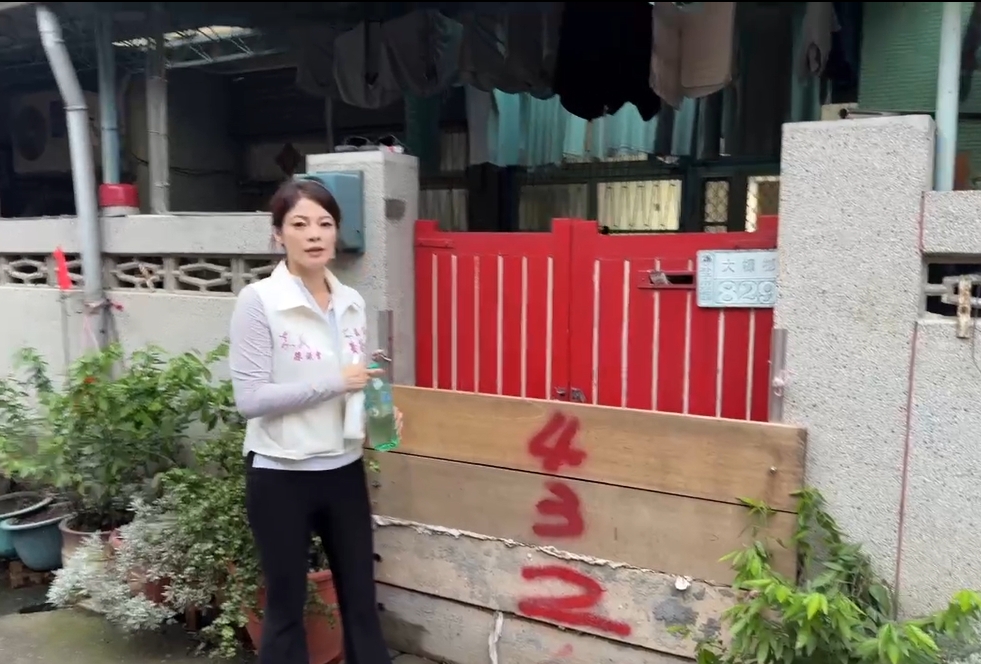嘉義朴子淹水成重災區 美女議員深入災區發送物資救援