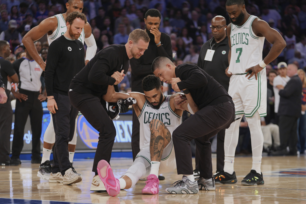 NBA季後賽(影)／塔圖姆G4坐輪椅離開恐受重傷　賽後記者會尼克球星：先為他祈福