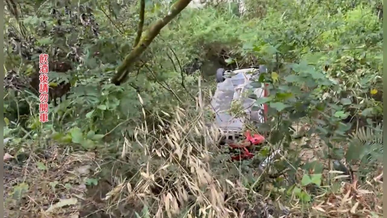 又是酒駕！男深夜自撞護欄　整車翻落「3米深」邊坡