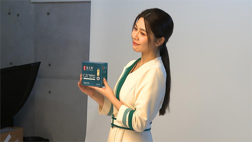 女神白家綺用「股利」比喻骨力　曝每天吃海藻鈣、牛奶鈣雙鈣超營養