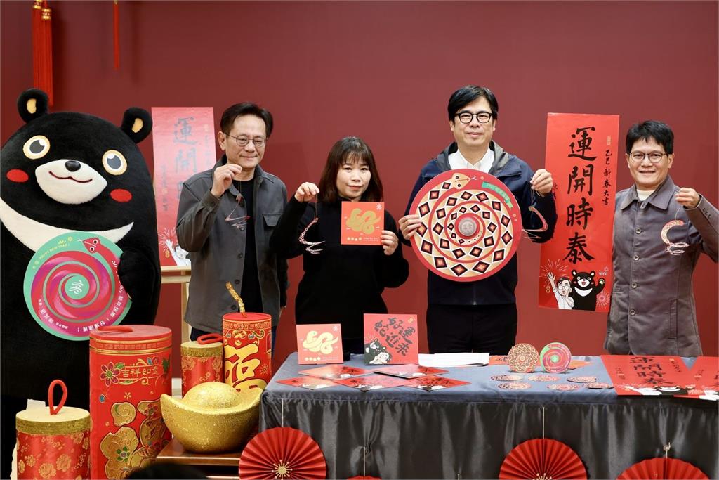 快新聞／好運蛇進來！陳其邁開箱高雄限定蛇年春聯、開運小紅包　發放時間曝光