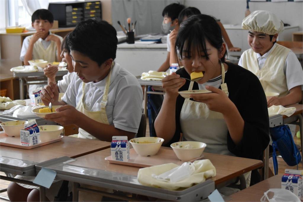 熊本縣宇土市學童品嘗台南鳳梨 小朋友紛讚：甜 好吃