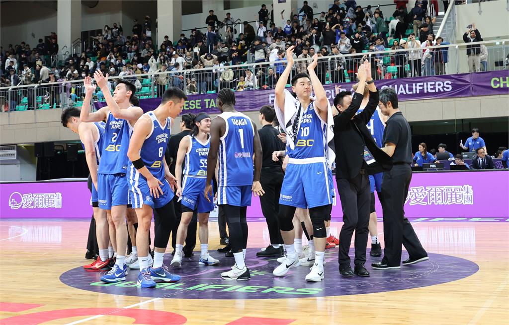 亞洲盃／台灣男籃「62分差」痛宰泰國！總領隊李忠恕嗨翻「再發100萬」犒賞球員