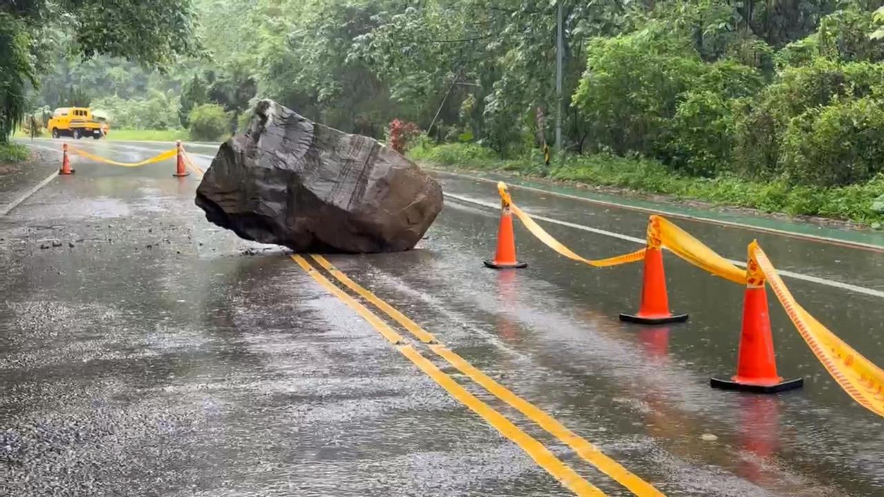 白海豚掠過台灣挾風雨　竹120縣道巨石掉落阻交通