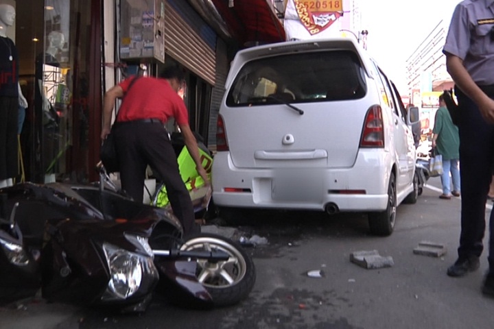 閃狗！婦人載孫連環撞 毀五機車、兩店面