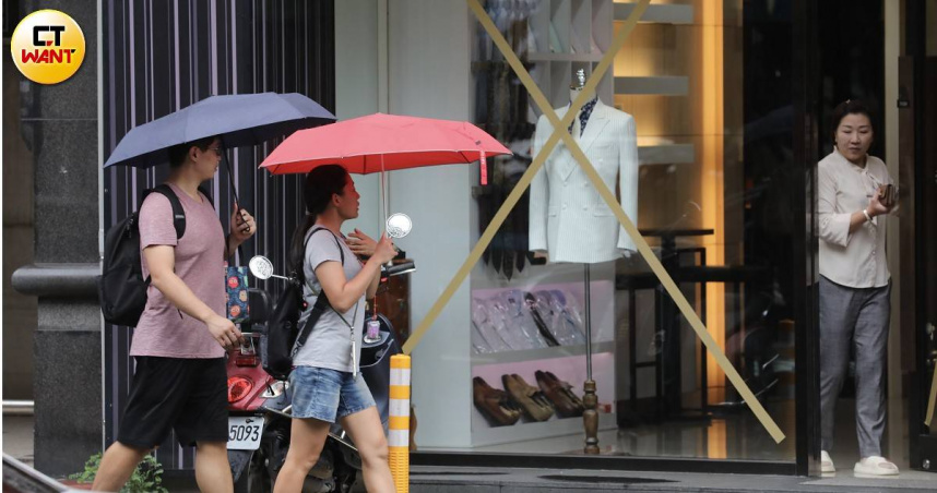 悶熱飆36度後變天！雷雨開炸時間曝　這天起鋒面報到「北東水氣暴增」