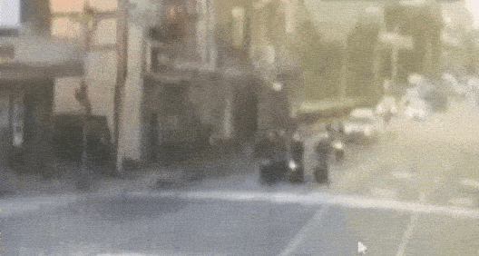 快新聞／宛如保齡球！桃園6機車停等紅燈　慘遭後方轎車撞飛