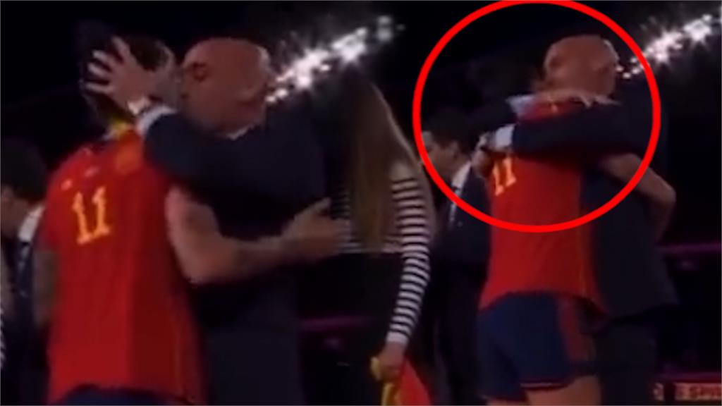 西班牙女足世界盃首奪冠！足協主席強吻女球員　遭罵竟扯：那是即興慶祝