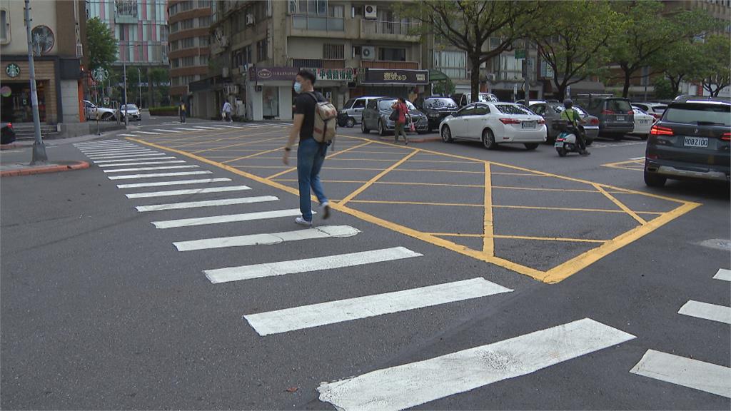 走路滑手機！違規跨越網狀槽線　婦人跟著前面人走竟「撞上計程車」