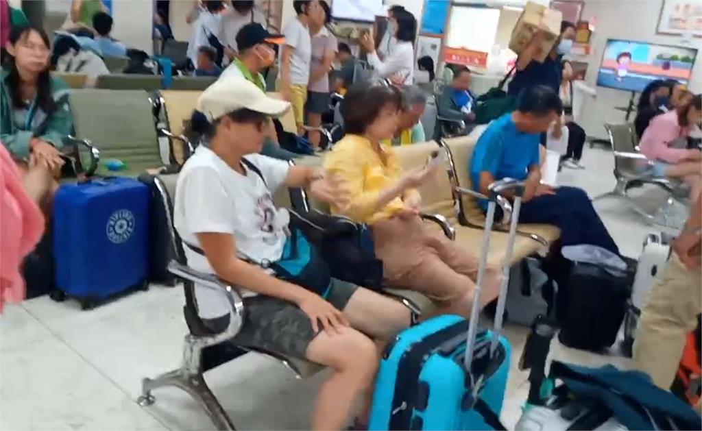 快新聞／海葵颱風發陸警「離島往返船班取消」　百名遊客擠爆蘭嶼機場畫面曝