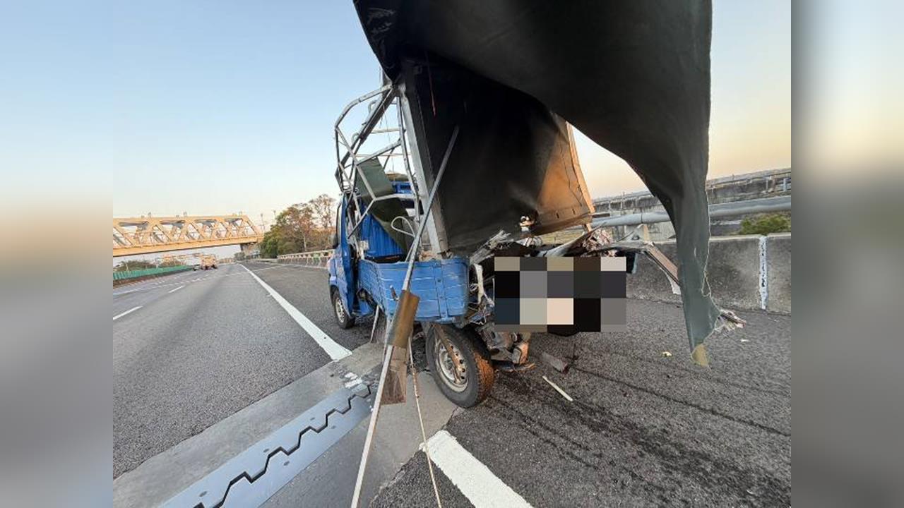 快新聞／國4清晨嚴重車禍！水泥車後方追撞　小貨車女駕駛遭拋飛命危