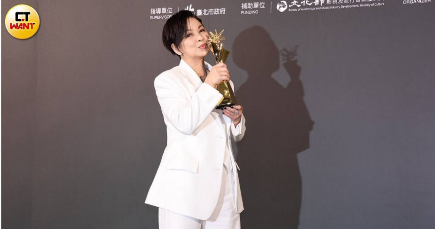 北影27/ 楊貴媚再奪最佳女配角 喊曾國城「我的男人」:他夠辣