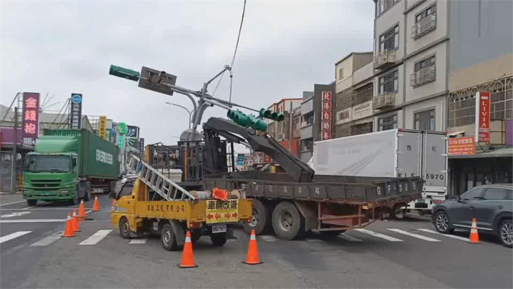 大貨車煞車失靈撞歪號誌桿　1騎士遭波及骨折