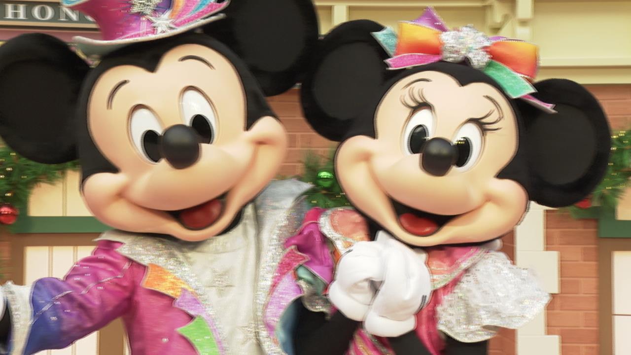 超夯!「獵魔女團」快閃店湧人潮 百貨合作香港迪士尼推打卡點慶20週年