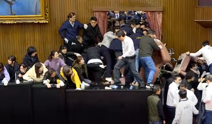 LIVE/國民黨強闖《選罷法》修惡三讀通過!破萬青鳥集結 現場直擊