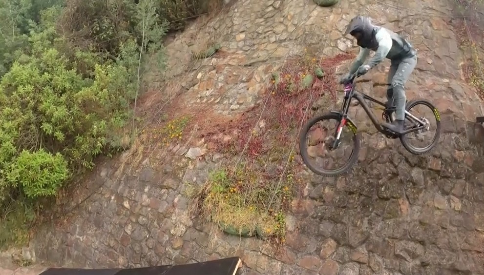 登山車高速下坡賽 哥倫比亞站地主奪冠