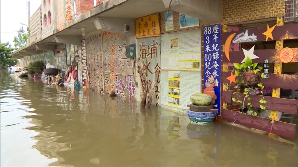 逢雨必淹！屏東燄塭村「淹水牆」成地標