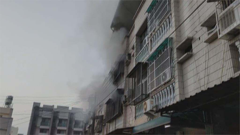 高雄民宅凌晨火警 住戶從陽台爬到鄰居家脫困