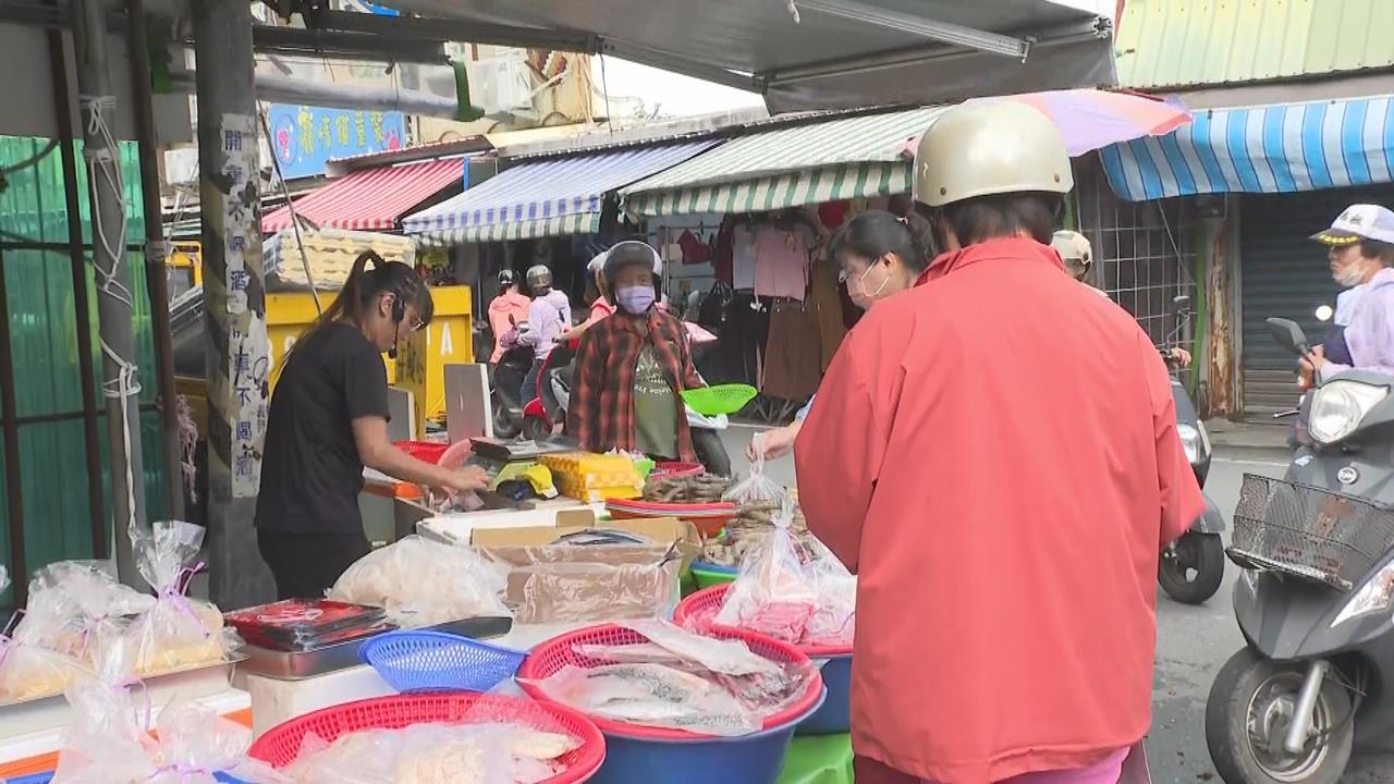 颱風天囤糧！　傳統市場、大賣場菜肉被掃光
