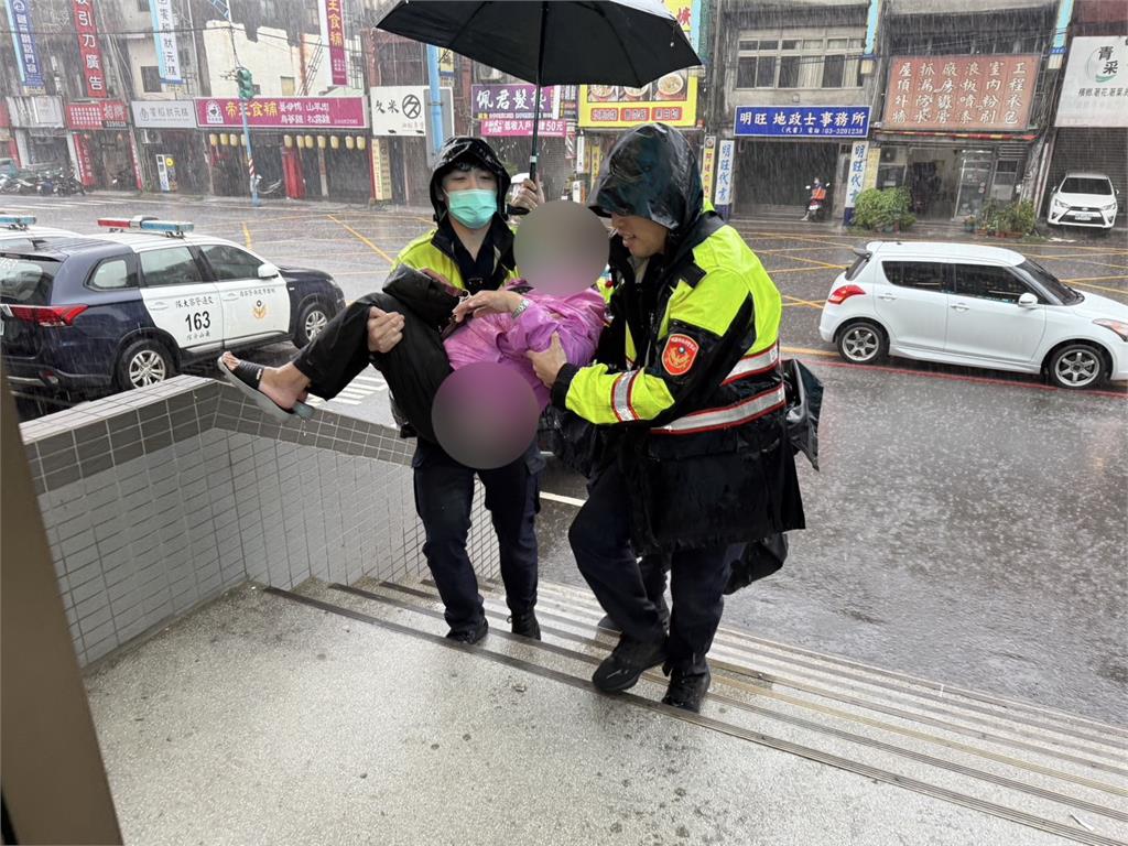 天雨路滑！買菜婦摔倒無法起身 龜山警當機立斷「公主抱」