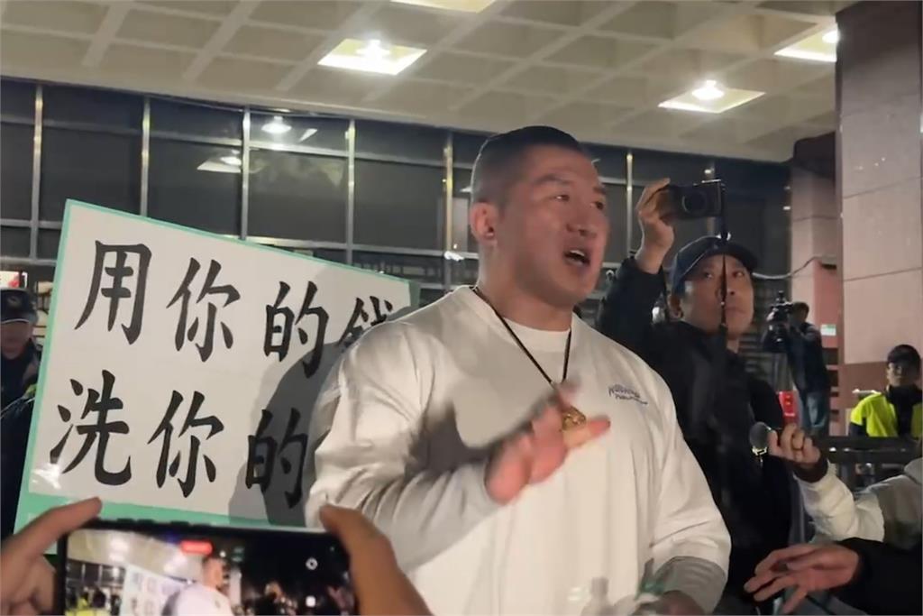起訴柯文哲／北院外小草持續集結！　民眾黨急籲「不要再到現場了」