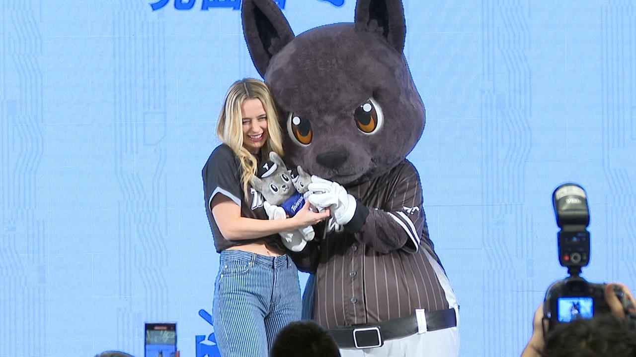 和「歐告」相見歡! 費嫂大啖台灣美食 最愛甜不辣