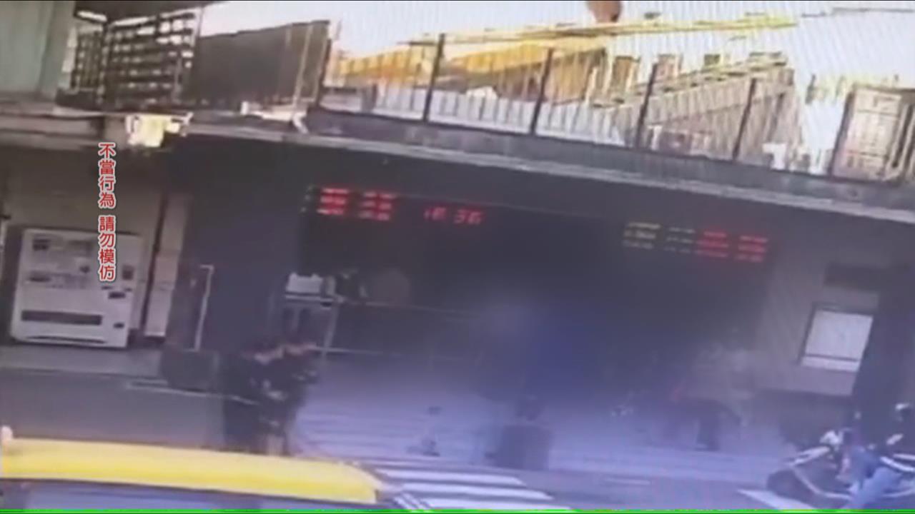 彰化車站驚魂！　疑不滿移工調戲女子　毒品前科男失控「亮刀又勒脖」