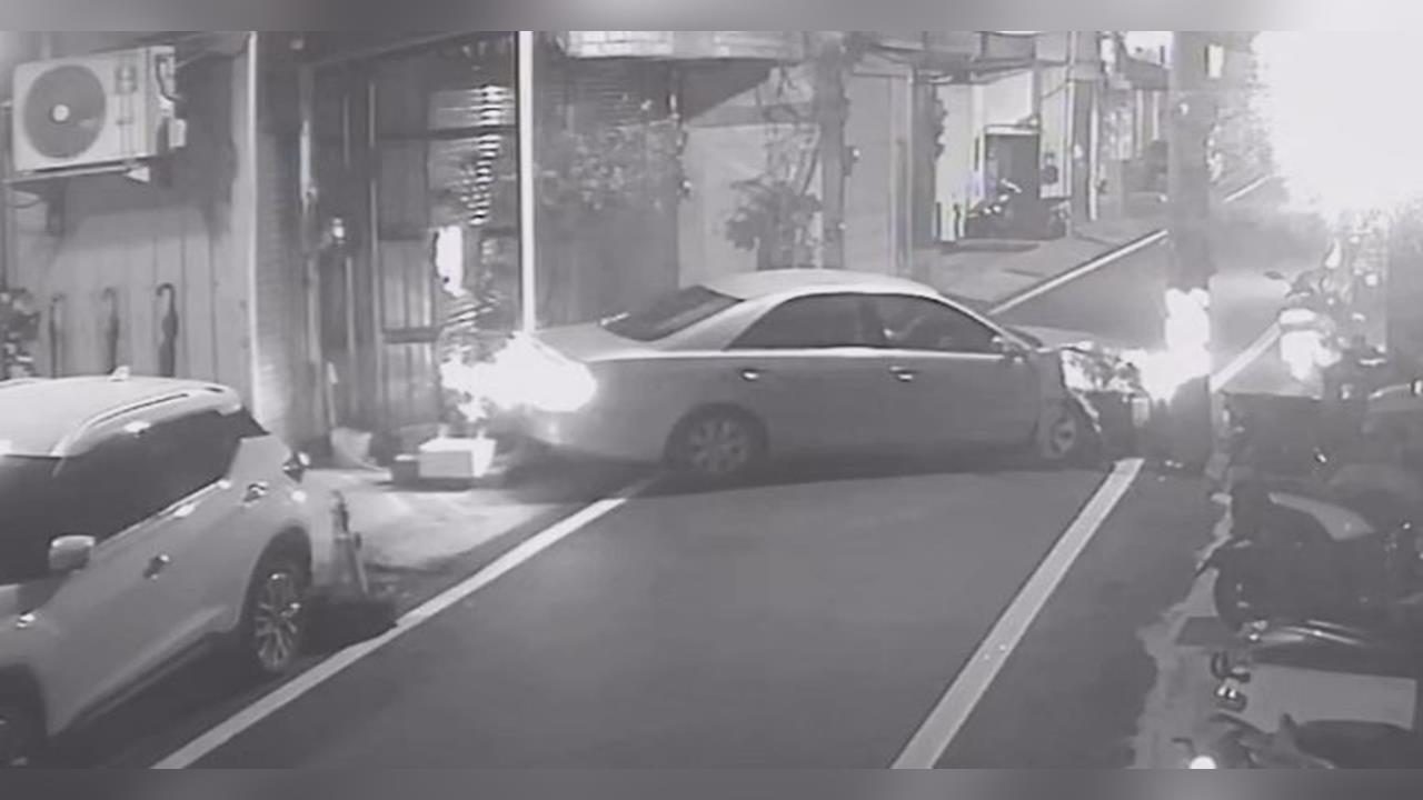 自撞電桿再甩尾撞民宅! 轎車卡巷弄 駕駛棄車落跑