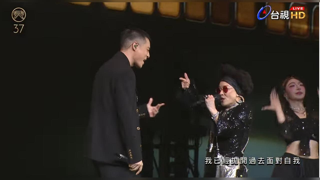金曲37／比莉、周湯豪母子同台開唱！74歲唱跳真實狀態　網一面倒：真的超強