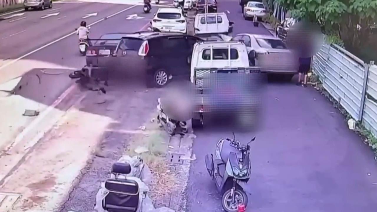 高雄休旅車暴衝撞7車2人送醫 駕駛疑心肌梗塞昏迷